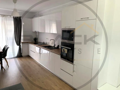 Apartament 2 camere, etaj 3, mobilat lux, parcarea, semicentral